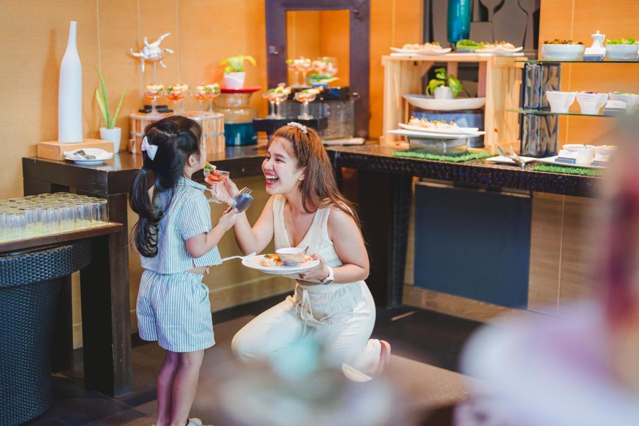 فندق أماري هوا هن هوا هين المظهر الخارجي الصورة A mother and daughter at the buffet