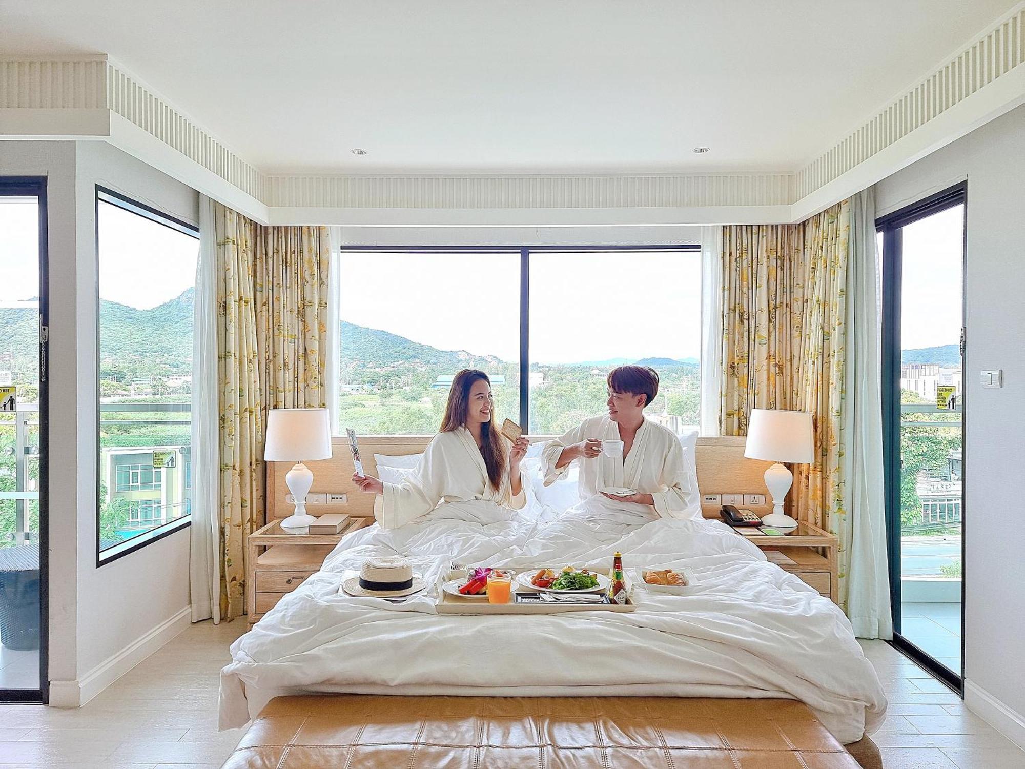 فندق أماري هوا هن هوا هين المظهر الخارجي الصورة A couple in a hotel room
