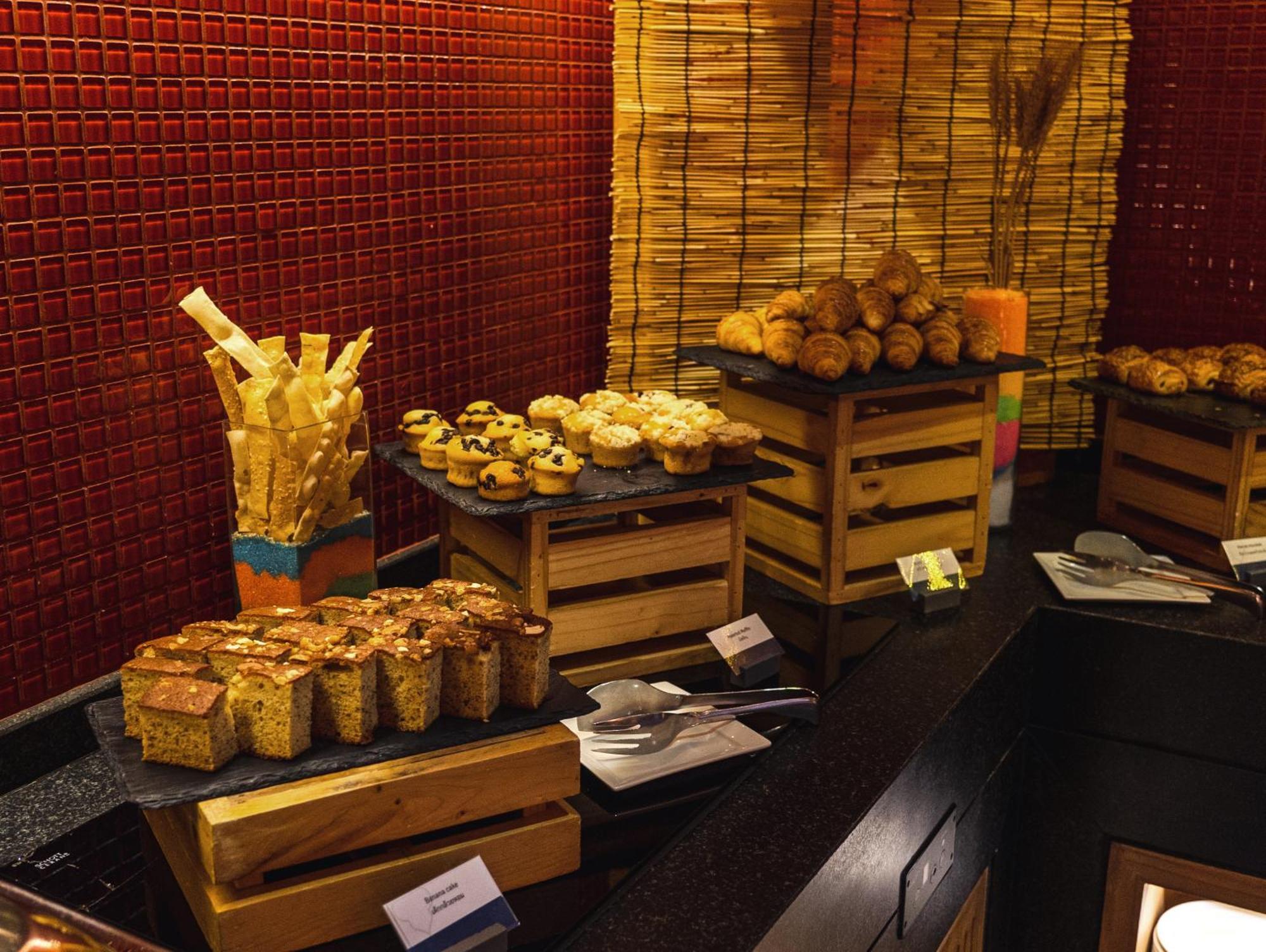 فندق أماري هوا هن هوا هين المظهر الخارجي الصورة A selection of pastries at a buffet