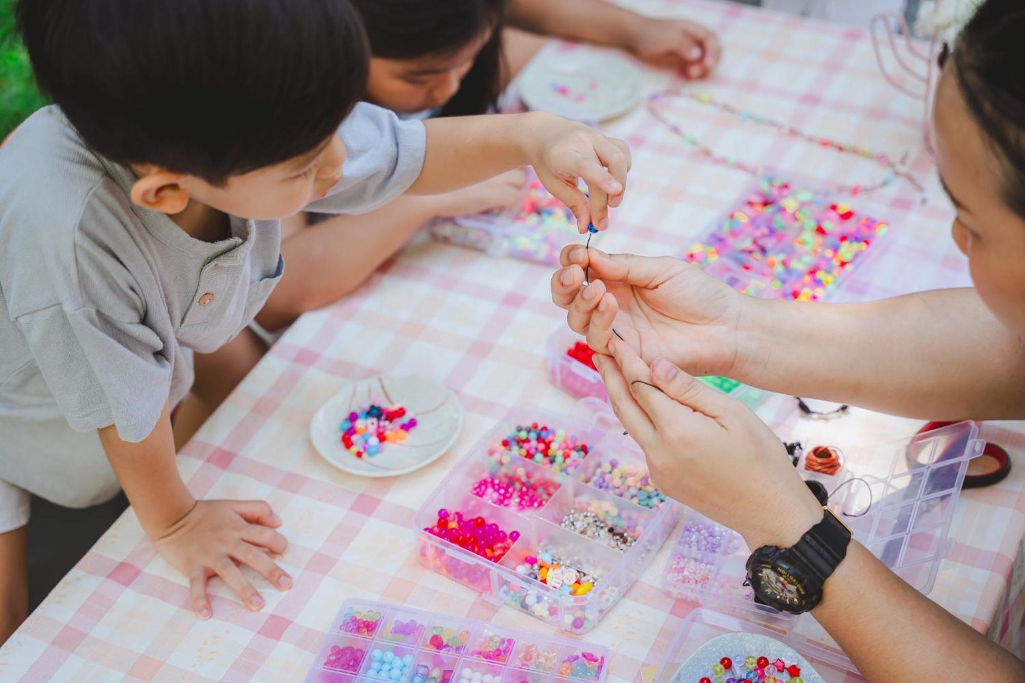 فندق أماري هوا هن هوا هين المظهر الخارجي الصورة Children making bead bracelets